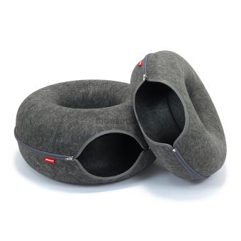 Donutvormige kattenmand van vilt