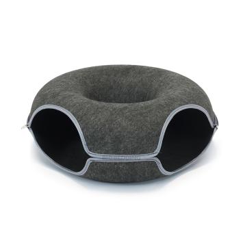 Donutvormige kattenmand van vilt